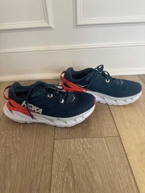 NWOT: Women’s Hoka One One Elevon 2: size 8.5
